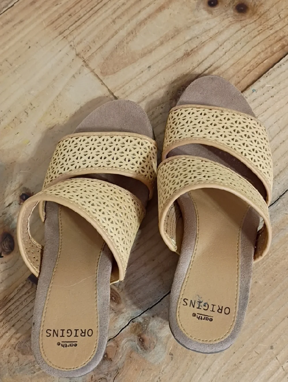 Earth Origins Double Strap Leather Open Toe Heeled Sandals Fits Size 7-7.5